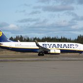Ryanair EI-ENG at Turku Airport 01.jpg