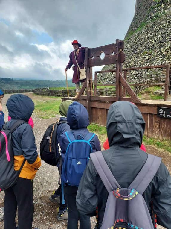 Classe de découvertes : JOUR 4 : en route pour le Château de Murol et lac Pavin