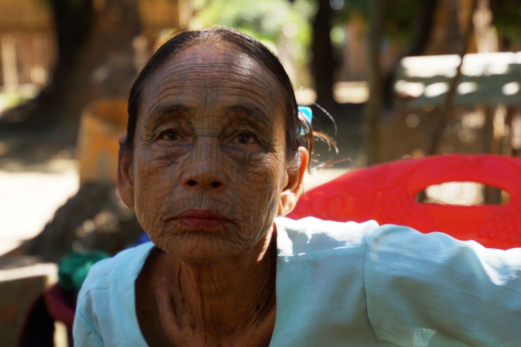 Les tatouages sont en forme de toile d'araignée dans ces villages Chin. Le centre de la toile se situe au milieu du front, entre les deux yeux.