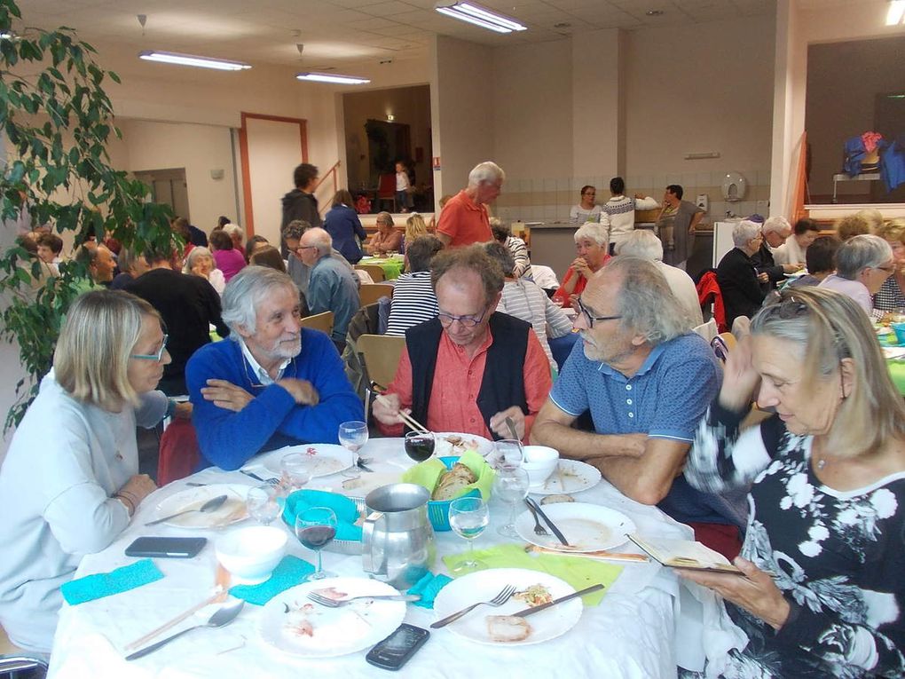 Après la passionnante rencontre avec Françoise Nyssen et Jean-Paul Capitani des éditions Actes-Sud, le déjeuner littéraire à la Maison des Bretchs s'est mis lui aussi à l'heure chinoise, l'une des thématiques de ces "Lectures". On reconnaît, entre autres : Mireille et Michel Bazin, l'ex-libraire de "Lucioles' à Vienne, ou encore l'écrivain et bibliothécaire Jean-Gabriel Cosculluela. Photos Didier Pobel