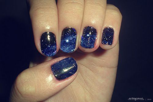 Les "galaxy nails" (on trouve plein de tutos sur youtube ;) Les "galaxy leggings" et les "galaxy t-shirt" :)