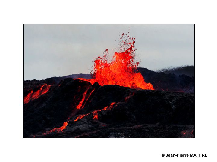 Au printemps 2021, après 800 ans d'inactivité, le volcan Geldingadalur nous offre de spectaculaires torrents de lave qui pourraient durer des années.