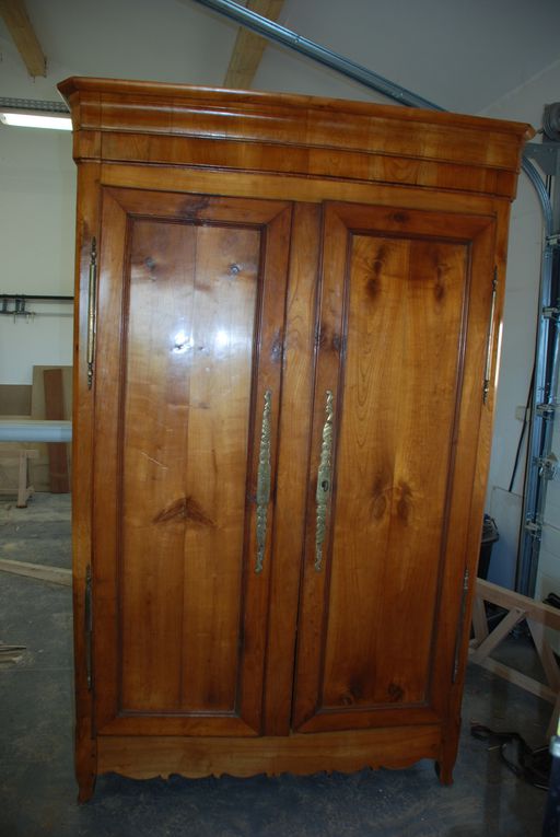 Restauration d'une armoire bretonne en merisier