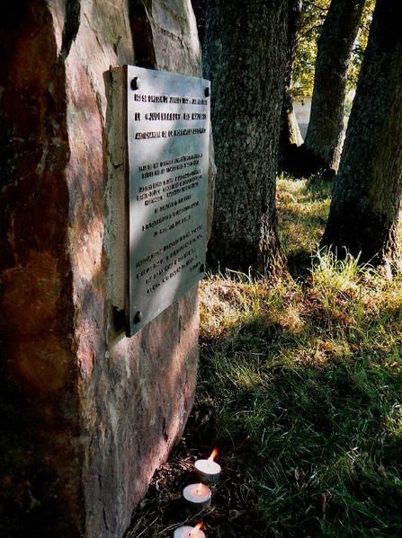 Le monument du Judenlager&nbsp;en bordure du terrain de football des Mazures (ancien site du camp)