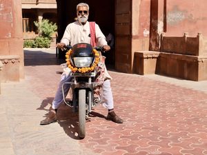 Un centre de cancérologie parmi les plus réputés en Inde, un ZZtop hindou incognito, un marchand maître du temps, un motard fleuri et de bonne humeur puis un tambourinaïre en balade, un "flatiron" indien, un résumé d'une journée passée dans les rues pittoresques de Bikaner... 
