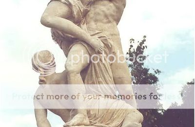 Statue dans le parc du Chateau de Bussy Rabutin près de Alésia (21)