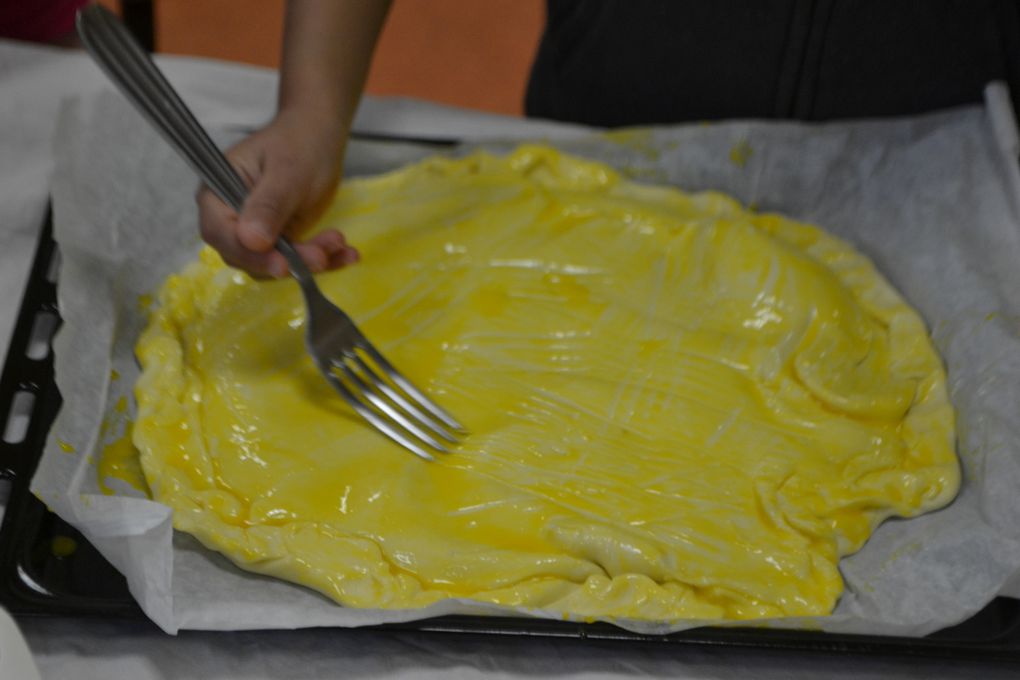 Trop drôle : on a peint les galettes avec du jaune d'oeuf !! et on a fait des traces sans appuyer avec une fourchette !