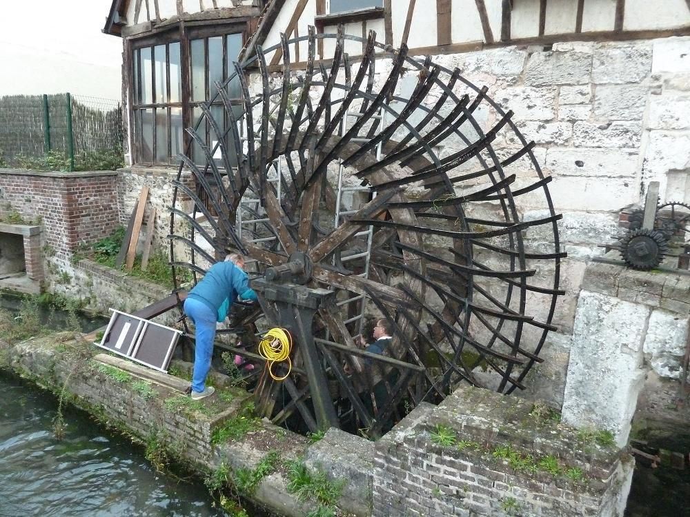 démontage des cercles, cornières, meulage des boulons oxydés sur la roue, décapage, peinture