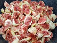1 - Laver et éplucher les figues. Les couper en 4. Les placer dans un faitout ou une bassine à confiture. Ajouter la totalité du sucre, le jus d'1/2 citron jaune et la pincée de vanille en poudre. 