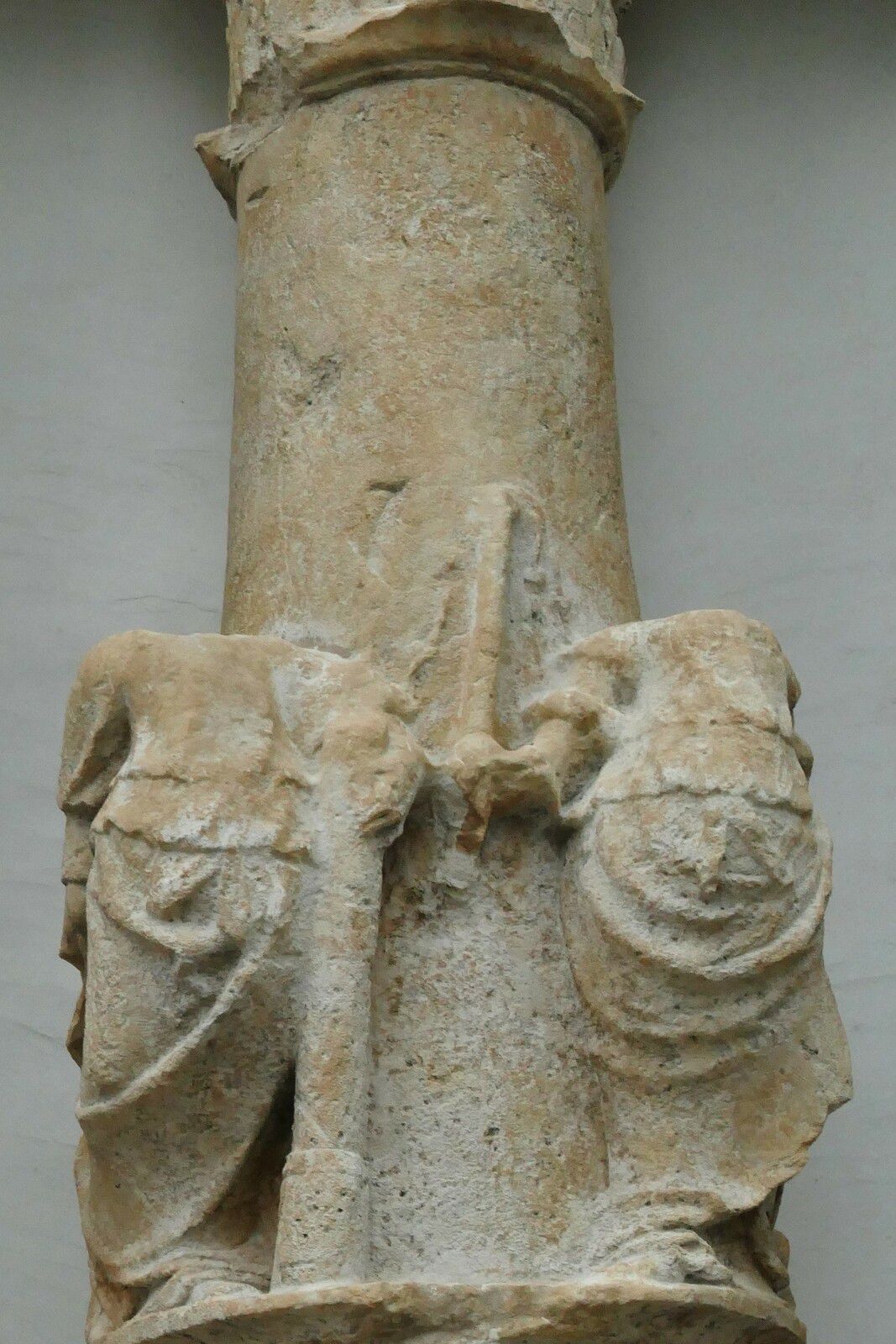 L'Aître Saint-Maclou de Rouen. Les colonnes de pierre sculptées du côté nord (1526-1529). Photographie lavieb-aile août 2020.