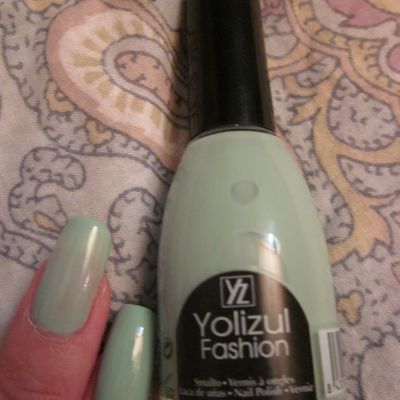 Vernis vert d'eau comme CHANEL Nouvelle Vague 527