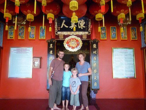 Retour en ville et visite d'un temple chinois mêlant confucius, Bouddha et certaines divinités hindouistes.