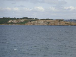 Ile des Morts ( Anc. Poudrières) et Ile Trébéron (Anc. Lazaret). Accés interdit, son protection de L'Ile Longue.