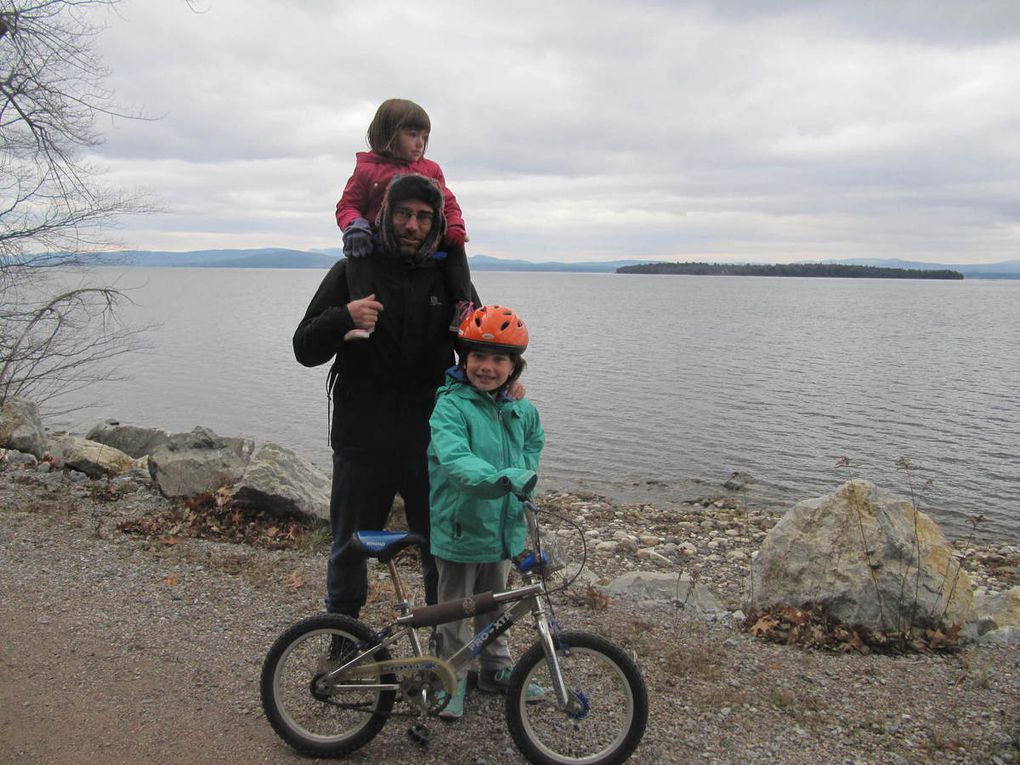 Le long de la piste cyclable du lac. Elle passe au milieu du lac, sur une digue qui est coupée à un endroit, où l'on doit traverser en ferry. Amateurs de cyclotourisme au bord de l'eau, voilà un super spot !!  Les panneaux d'indication de distances étaient typiques des voies vélo ! (direction Boston, Montréal ou les toilettes !!)