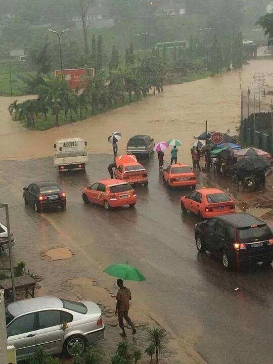 Quelques photos illustrant les dégâts des eaux à Abidjan dans le quartier de la Riviera Palmerais...suite à la pluie de la nuit du 09 au 10 juin 2014.