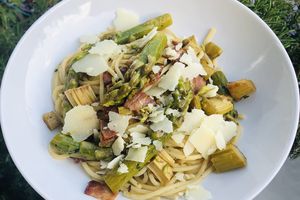 Linguines asperges vertes et lard fumé