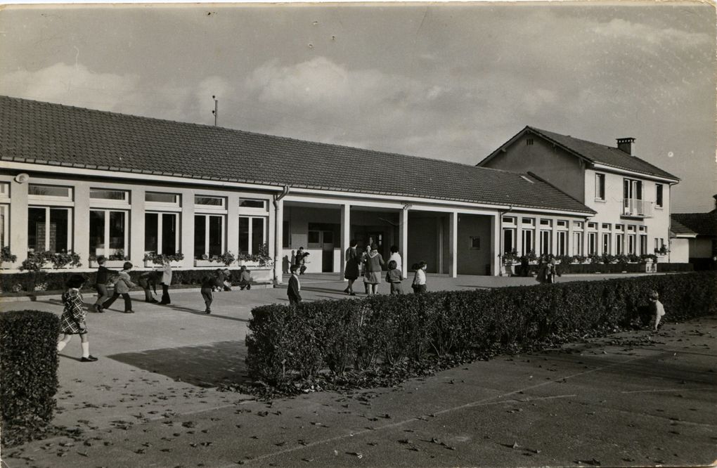 Images des écoles successives aux Essarts