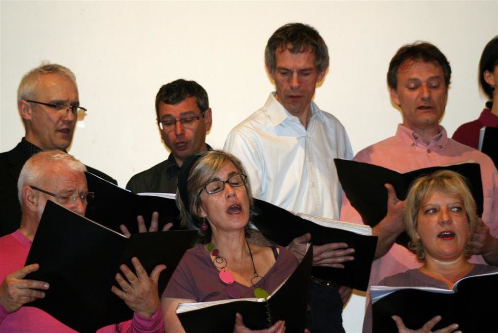 Photos du Concert du 10 Avril 2010 à Valmondois avec la Chorale de Chaville. Un beau programme, de bons souvenirs, un public chaleureux... Bref un concert inoubliable...