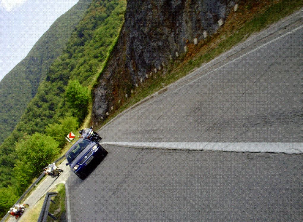 DIAPORAMA 4 PHOTOS - NOUS PRENDRONS UN CHEMIN DIFFÉRENT POUR ÉVITER LA ROUTE SINEUSE - CELLE-CI L'EST TOUT AUTANT MAIS PLUS LARGE