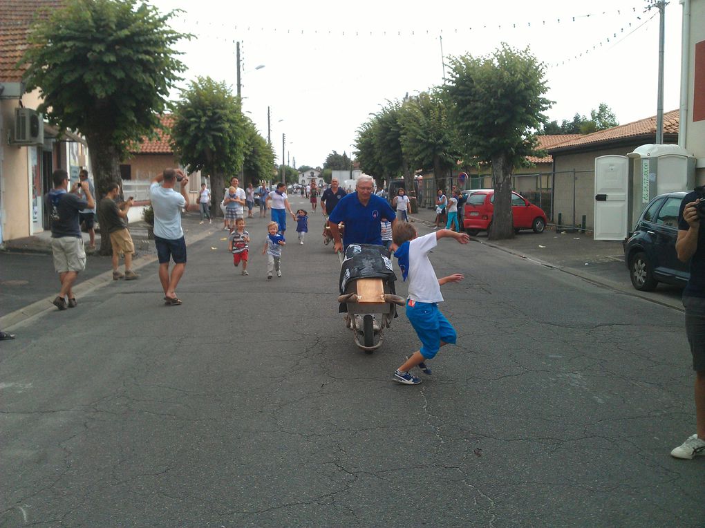 Nous avons encore cette année pu admirer 2 jolis encierros des petits ( Vendredi midi et Samedi soir ).
Certains ont eu quelques frayeurs sur le retour du bétail mais tout c'est terminé autour d'un bon jus d'orange pour les petits coureurs d'encie