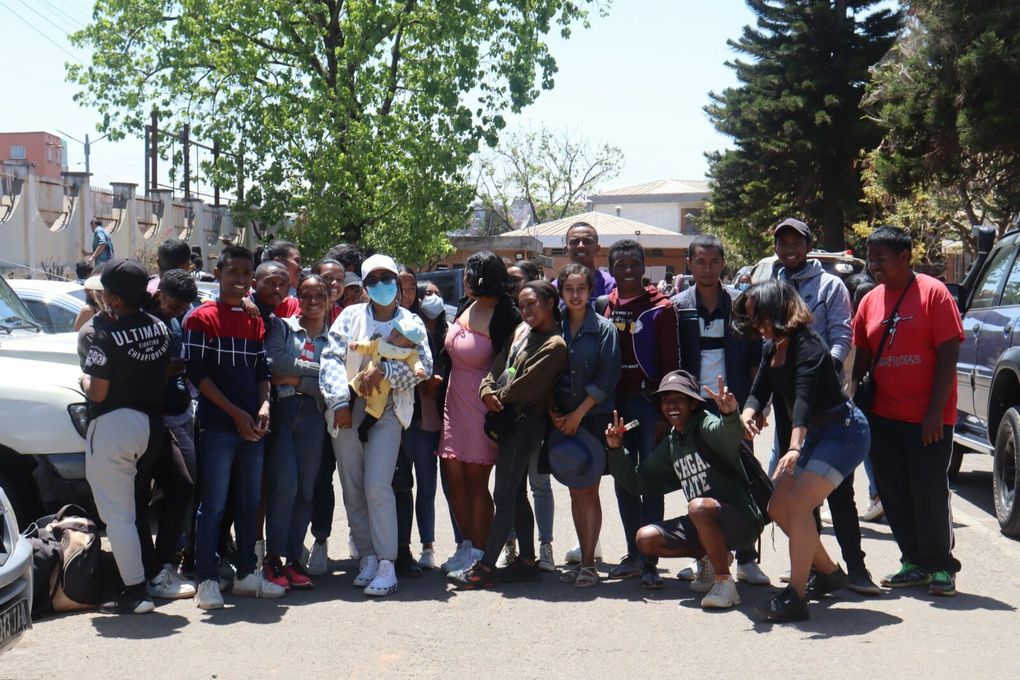 Peinture du mur de l’École Normale Supérieure Ampefiloha-Antananarivo avec l’aide des étudiants