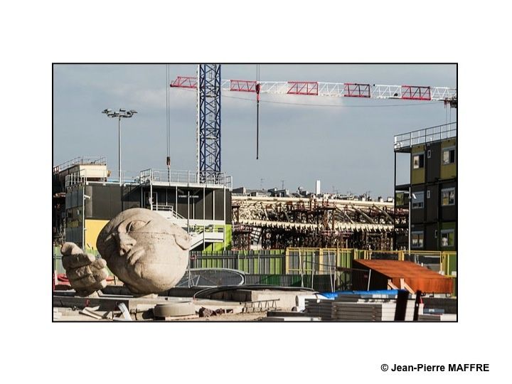 La canopée et son entrelacs de poutres métalliques apparaît peu à peu. Un chantier gigantesque. A suivre…