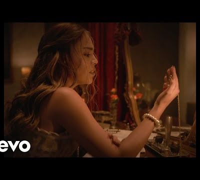 Dans une ambiance très Roméo et Juliette, Danna Paola sort le clip de «Amor Ordinario»