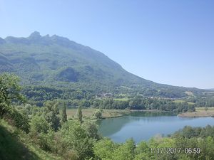 Plusieurs ittinéraires de randonnée autour des lacs permettent d'admirer ces deux joyaux depuis les hauteurs du village et de la chaine de l'Epine. 