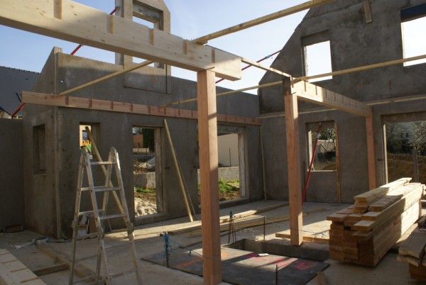 La structure de la maison , les murs en composite bois-ciment