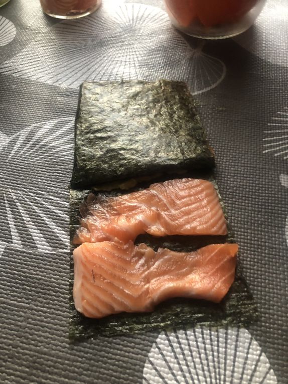 Pliez le carré du bas, puis celui du haut gauche et terminez par le haut à droite que vous rabattez. C'est bien de préparer ces sushis un peu à l'avance (1 heure environ) pour que la feuille de nori s'humidifie.