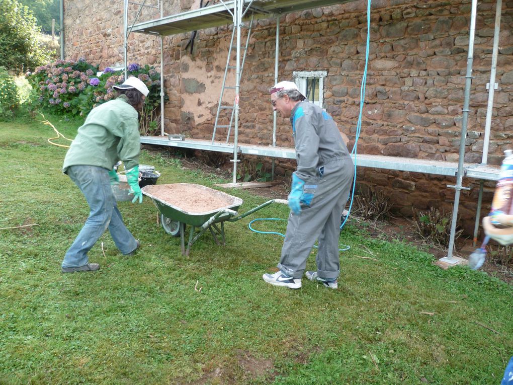 Les chantiers participatifs organisés et encadrés par Monique Cerro (voir son site:http://terre-pierre-et-chaux.fr/)