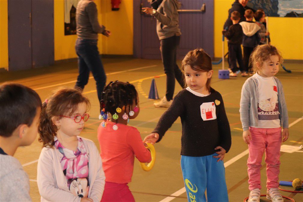 Rencontre sportive en maternelle