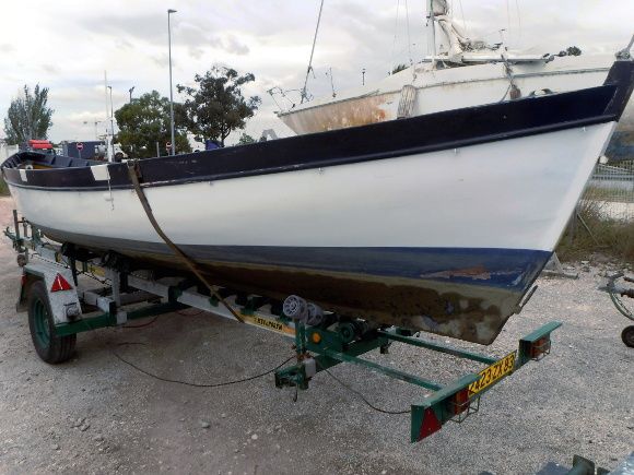 Un bon coup de peinture et la baleinière est prête pour s'aligner à Saint-Tropez.