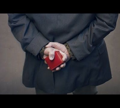 Son copain a voulu lui préparer une surprise à son travail.