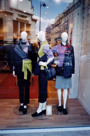 Au fil des Saisons et des Collections... Ces vitrines Parisiennes ont été réalisées entre 1990 et 2003.