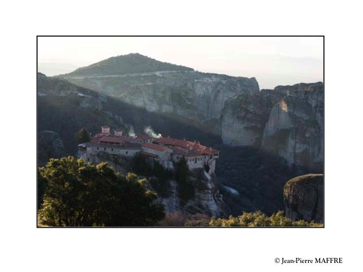 Météora. En Grec : lieu suspendu. Ses monastères accueillent une vie monastique depuis plus d’un millénaire.