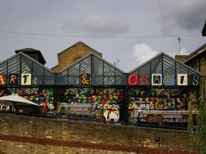 le marché couvert d'artisanat - intérieur/extérieur et l'écluse de Camden Lock