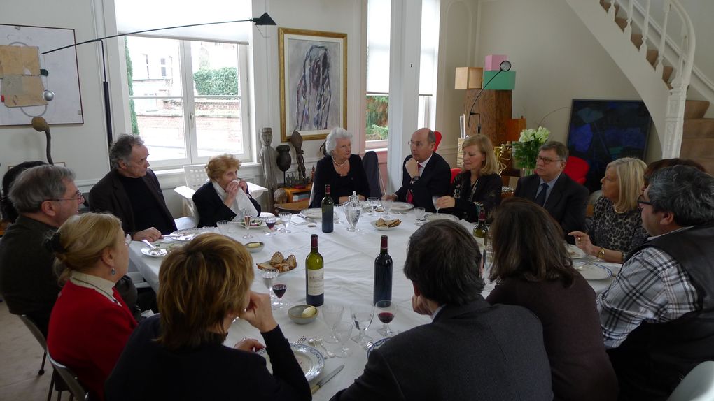 Les amis de Pierre Mauroy, réunis à Lille, autour de son épouse Gilberte, pour un déjeuner chaleureux et fraternel, honorant la mémoire d'un Grand homme. 
8 fév 2014