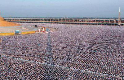 1 million d’enfants méditent pour la paix mondiale au temple Phra Shammakaya en Thailande