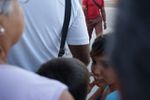 Represión en Cuba: Multitud de vecinos impiden el desalojo de una mujer y sus niños
