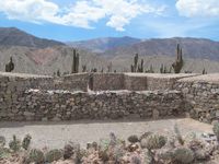 Près de la “palette du peintre” se trouve les ruines de Tilcara (qui signifie étoile filante en quechua): il y a une ancienne fortersse inca. Les petites maisons sont en pierres et les toits sont fait de bois de cactus. Cerca de la “paleta del pintor” se encuentra Tilcara (estrella fugaz en quechua): hay una antigua pucara inca. Las pequeñas casas están en piedra y el techo en madera de caldron.