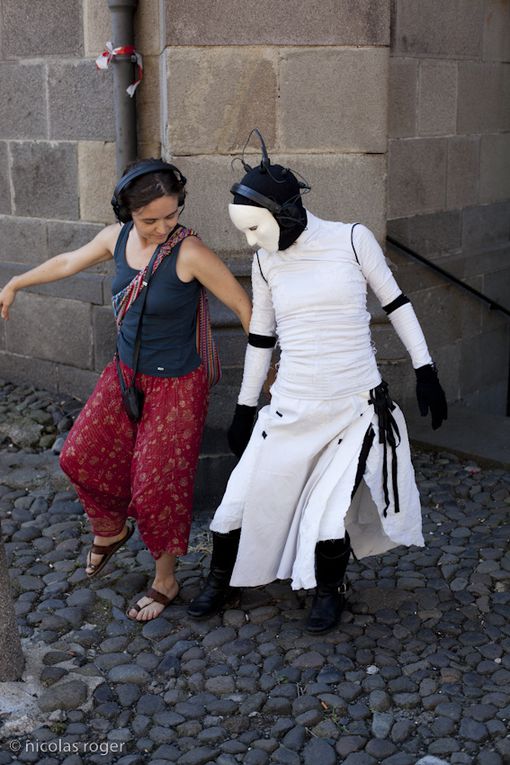 Solo dansé dans l'espace public, pour un spectateur
(Création 2009)