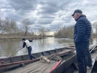 Démonstration d'un bac au bâton ferré avec la technique "en marchant", c'est le bateau qui se déplace sous les pieds de Manu