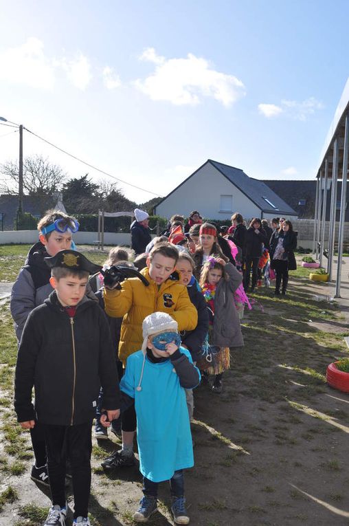 Cette année le temps ne nous a pas permis d'aller jusqu'au port de Lomener, cependant nous avons profité d'une éclaircie l'après-midi pour présenter notre petit spectacle dans la cour avant d'aller prendre le goûter à la plage.