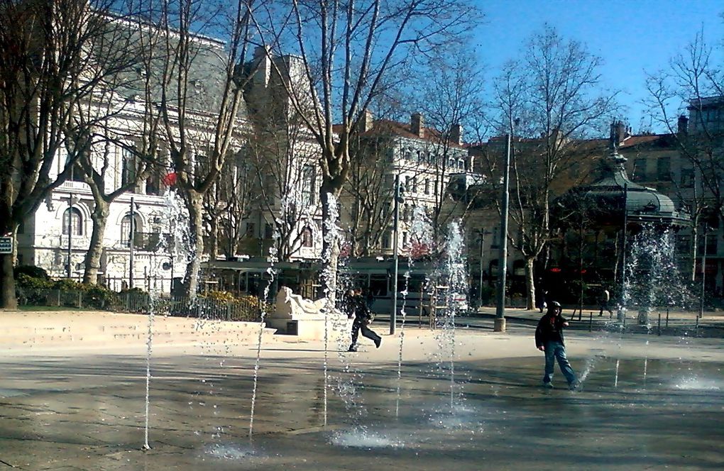 Quelques photos sans prétention du quartier, prises au détour des promenades. Parce que c'est un ensemble de petites et grandes choses, immuables ou éphémères, qui fait un quartier vivant et agréable à vivre, l'album évoluera au fil du temps.