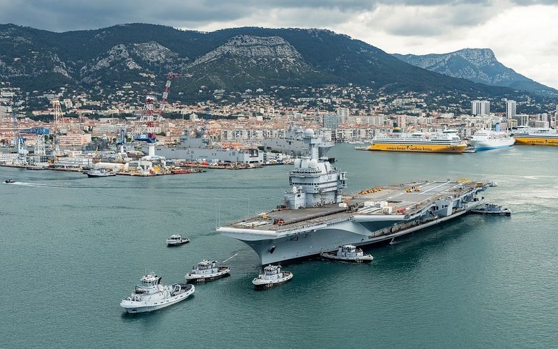 Arrêt technique majeur : Le porte-avions Charles de Gaulle a été remis à flot