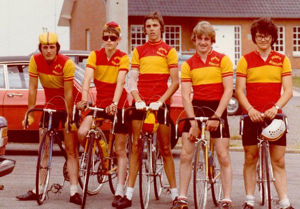 Cinq jeunes coureurs des années 70.