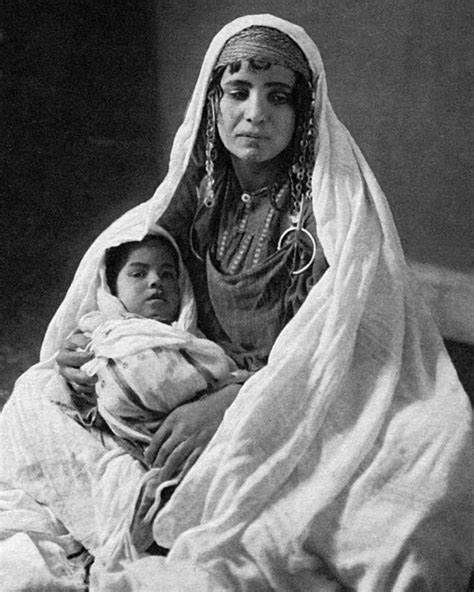 Jusqu'à aujourd'hui, de nombreuses femmes sont condamnées à rester enfermées, soumises à des tâches ménagères. Until today, many women are condemned to remain locked up, subjected to household chores.
