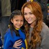 Miley Cyrus visitando un colegio de Bogotá