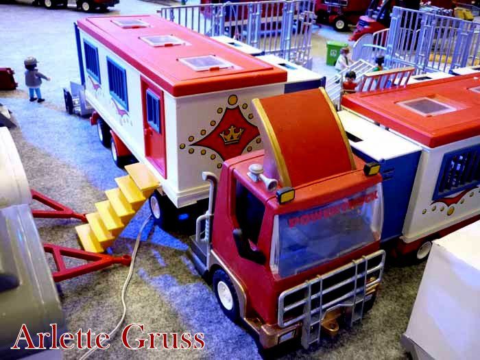 Lazoutte vous présente le centre ville est tout ces petit détaille de précision 
Marqho vous présente les camions du cirque Arlette Gruss tous customisé ils sont tous equipé par exemple de rétroviseur